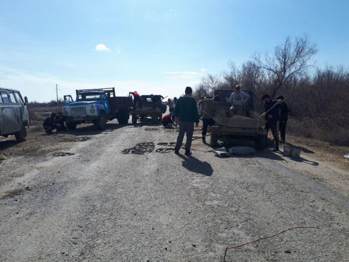 Асар: Төлебаев ауылының тұрғындары автожолды жұмыла жөндеді