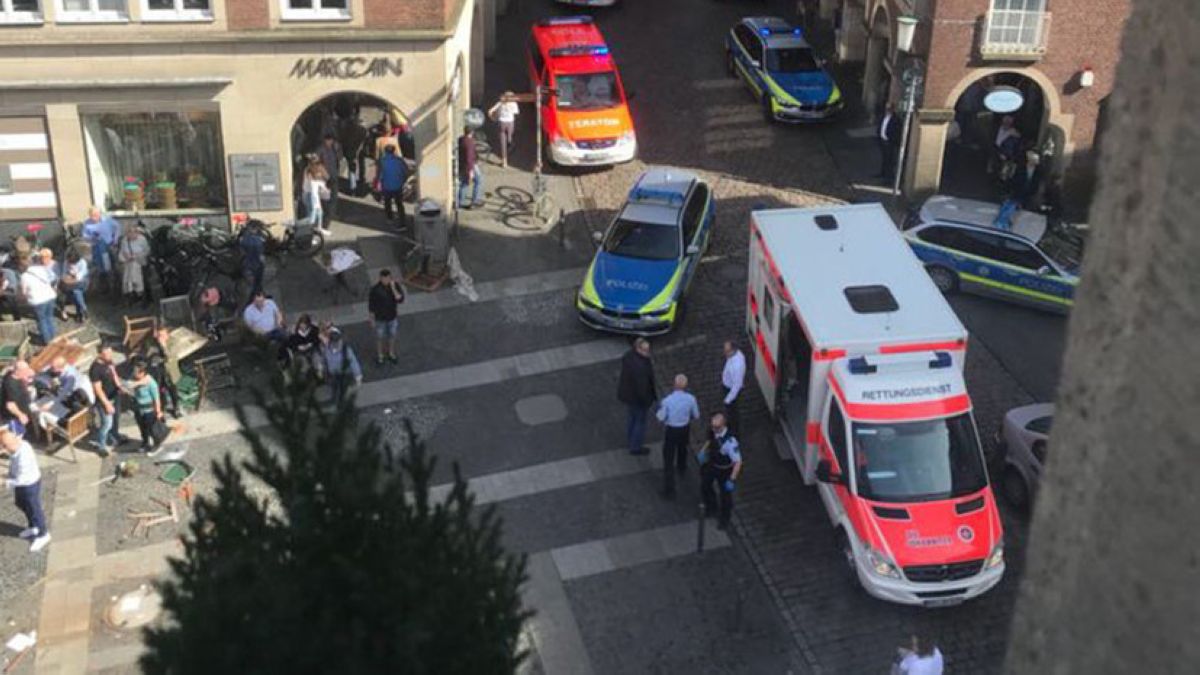 Германияда жүк көлігі адамдар тобын қағып, 3 адамды мерт қылды