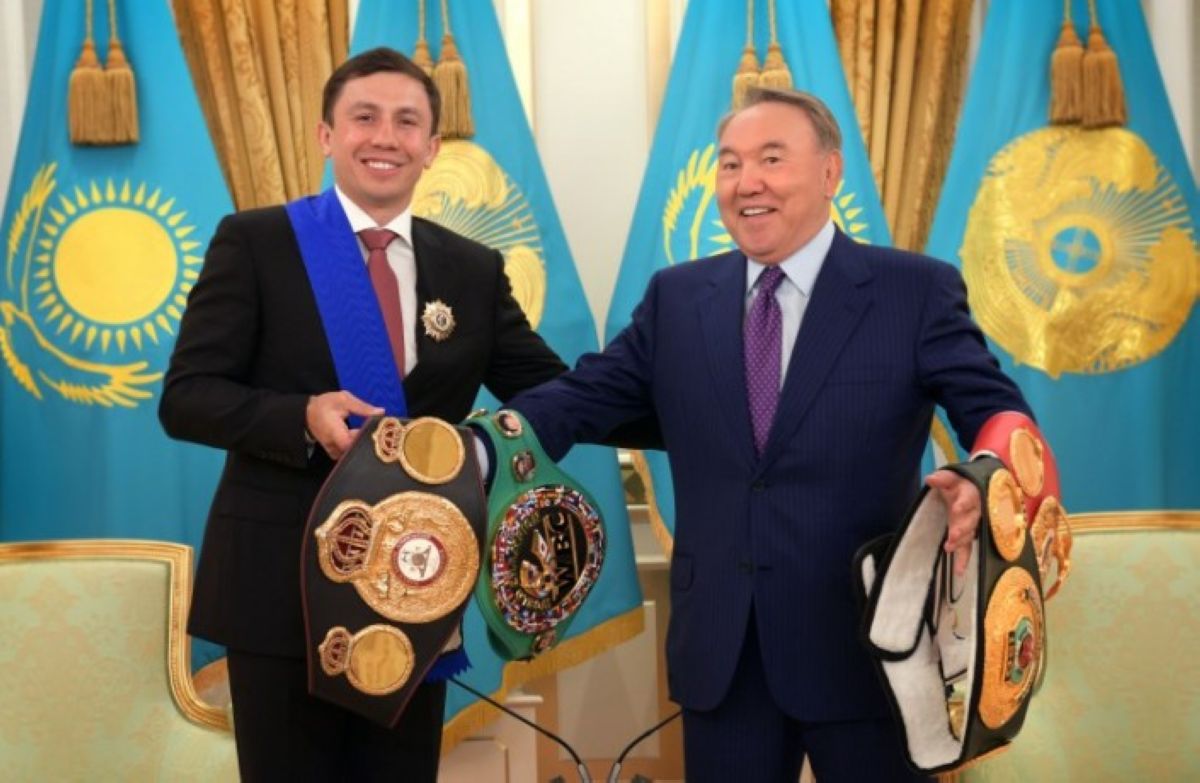 Головкин чемпиондық белбеуін Назарбаевқа сыйлады