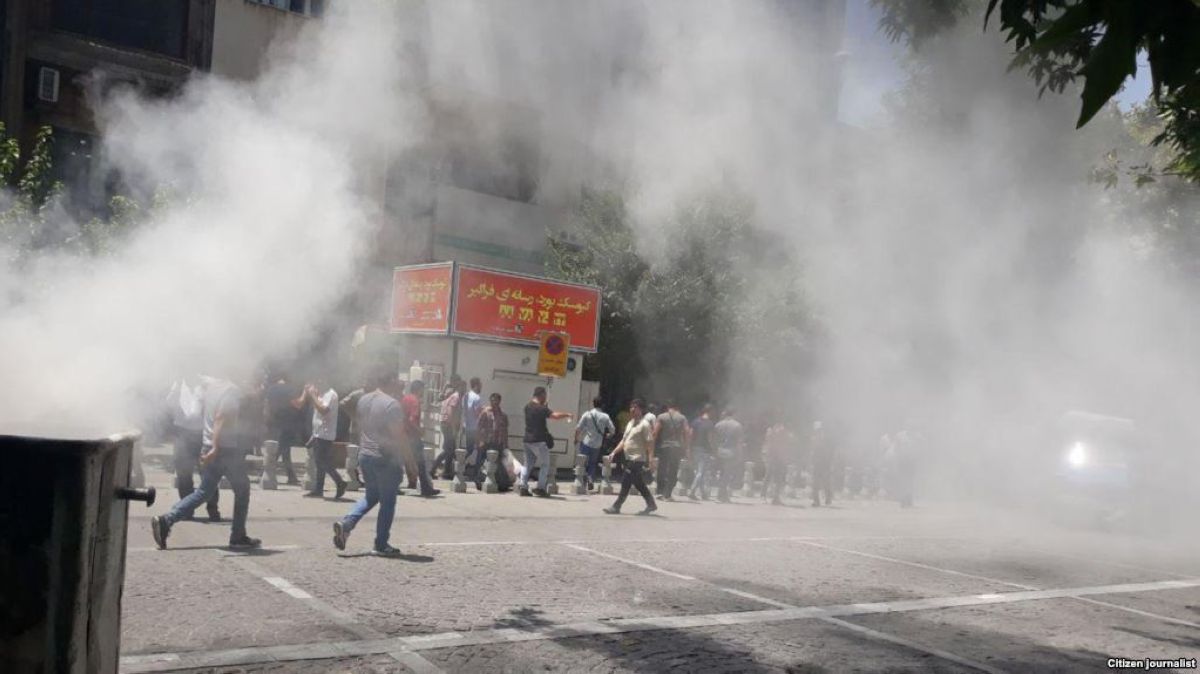 Иран полициясы митингке шыққандарға қарсы газ қолданды