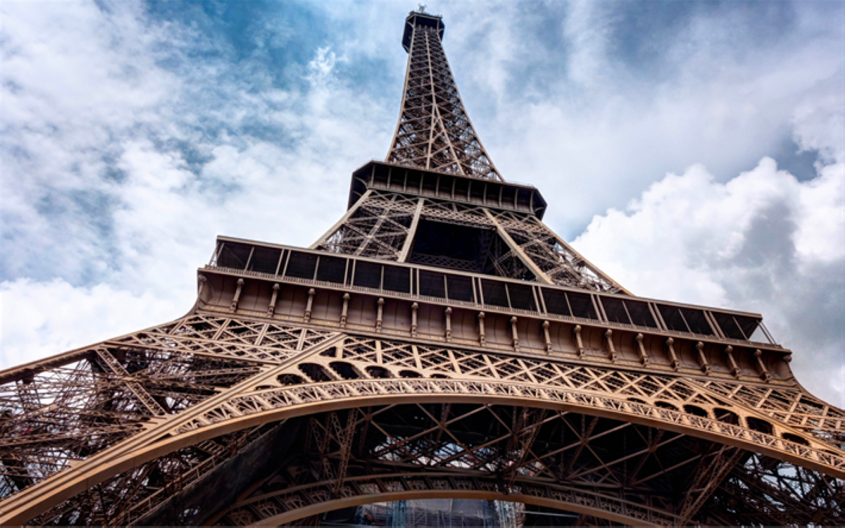 Париж билігі Эйфель мұнарасын терактілерден қорғаудың жолын тапты