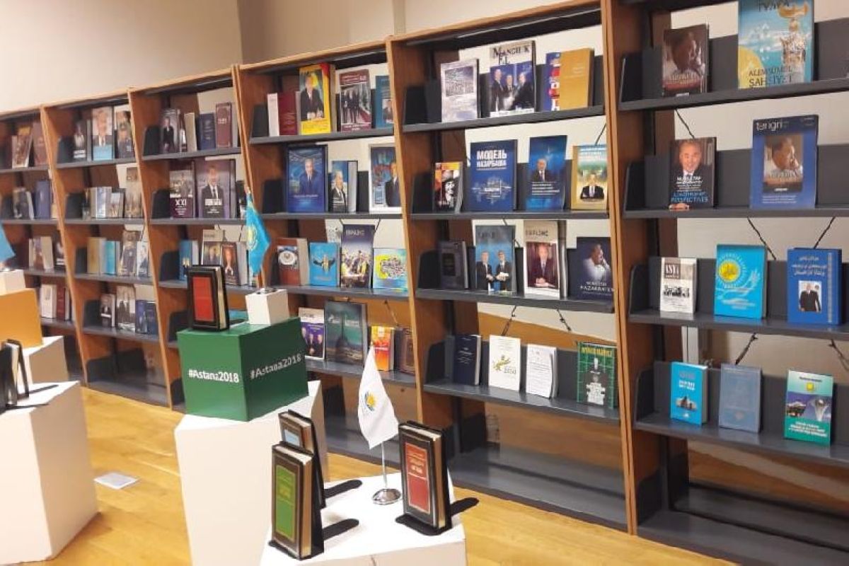 Тұңғыш Президент күні: Назарбаевтың сүйікті кітаптары көрмеге қойылды