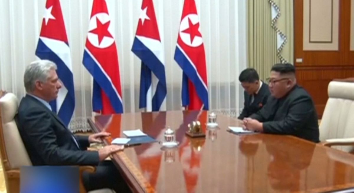 Куба басшысы Солтүстік Кореяда Ким Чен Ынмен кездесті