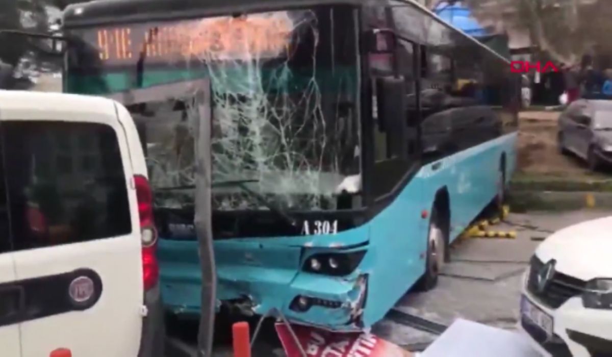 Ыстамбұлда бір топ адамды автобус қағып кетті