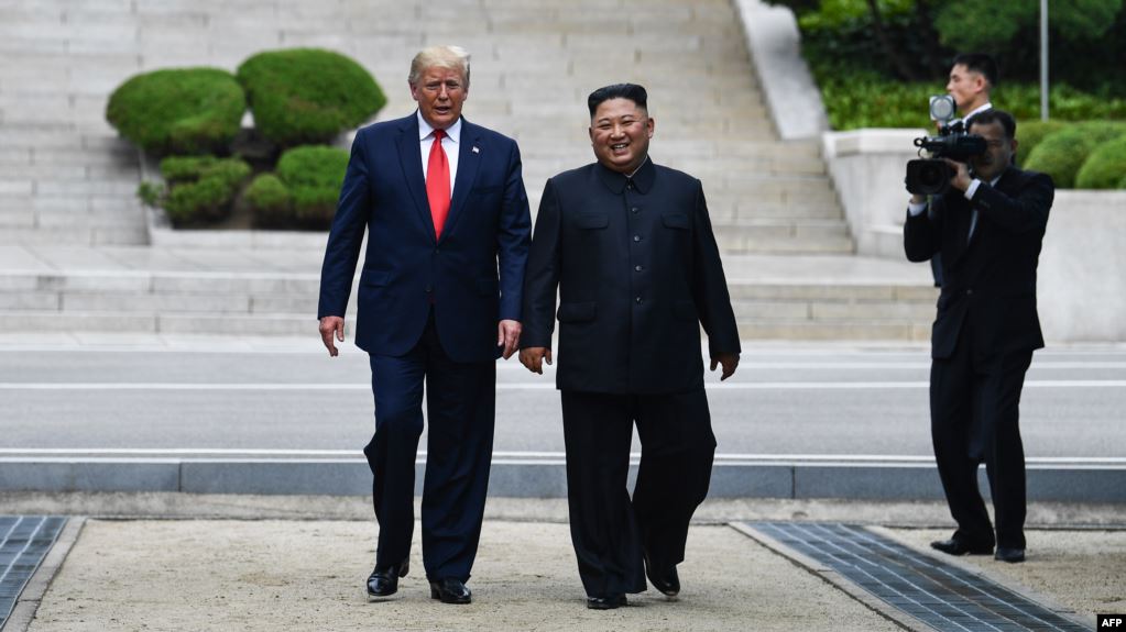 Дональд Трамп және Ким Чен Ын Корея шекарасында кездесті