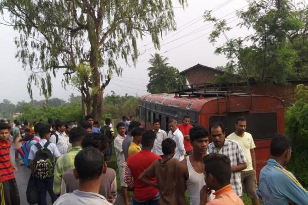 Үндістанда ондаған мектеп оқушысы мінген автобус өзенге құлап кетті