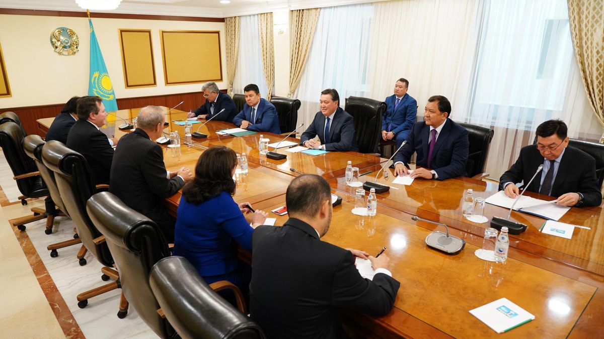 Премьер-Министр Асқар Мамин Chevron басшысымен кездесті