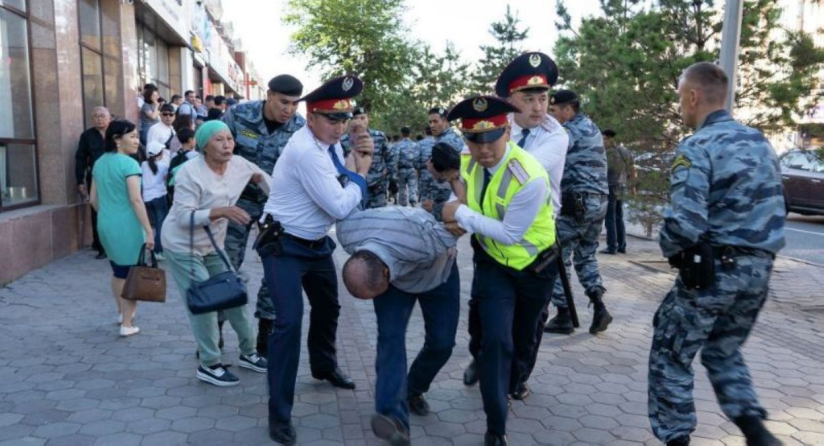 Заңсыз митингтер: Полиция 100-ге жуық адамды ұстады