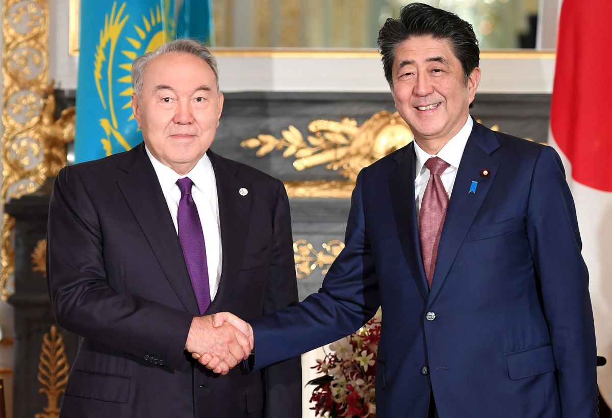 Нұрсұлтан Назарбаев Жапония премьер-министрімен кездесті