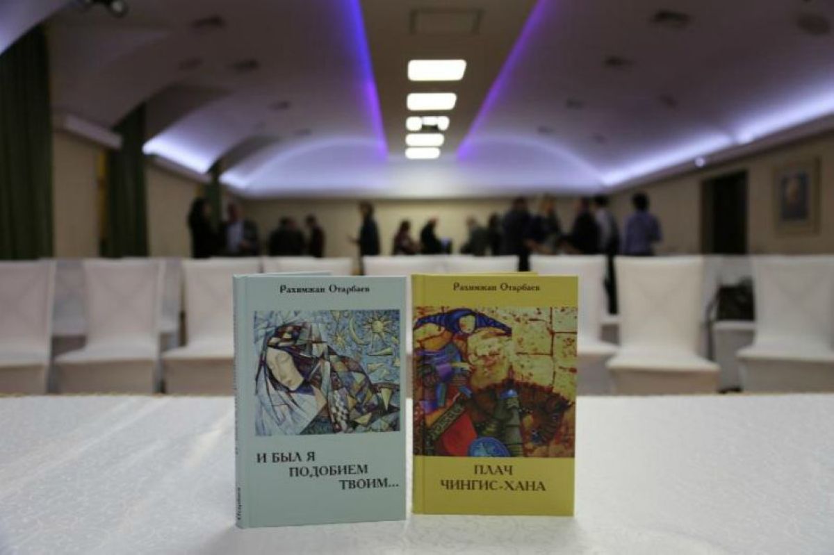 Мәскеуде Рахымжан Отарбаевтың екі кітабы орыс тілінде жарық көрді