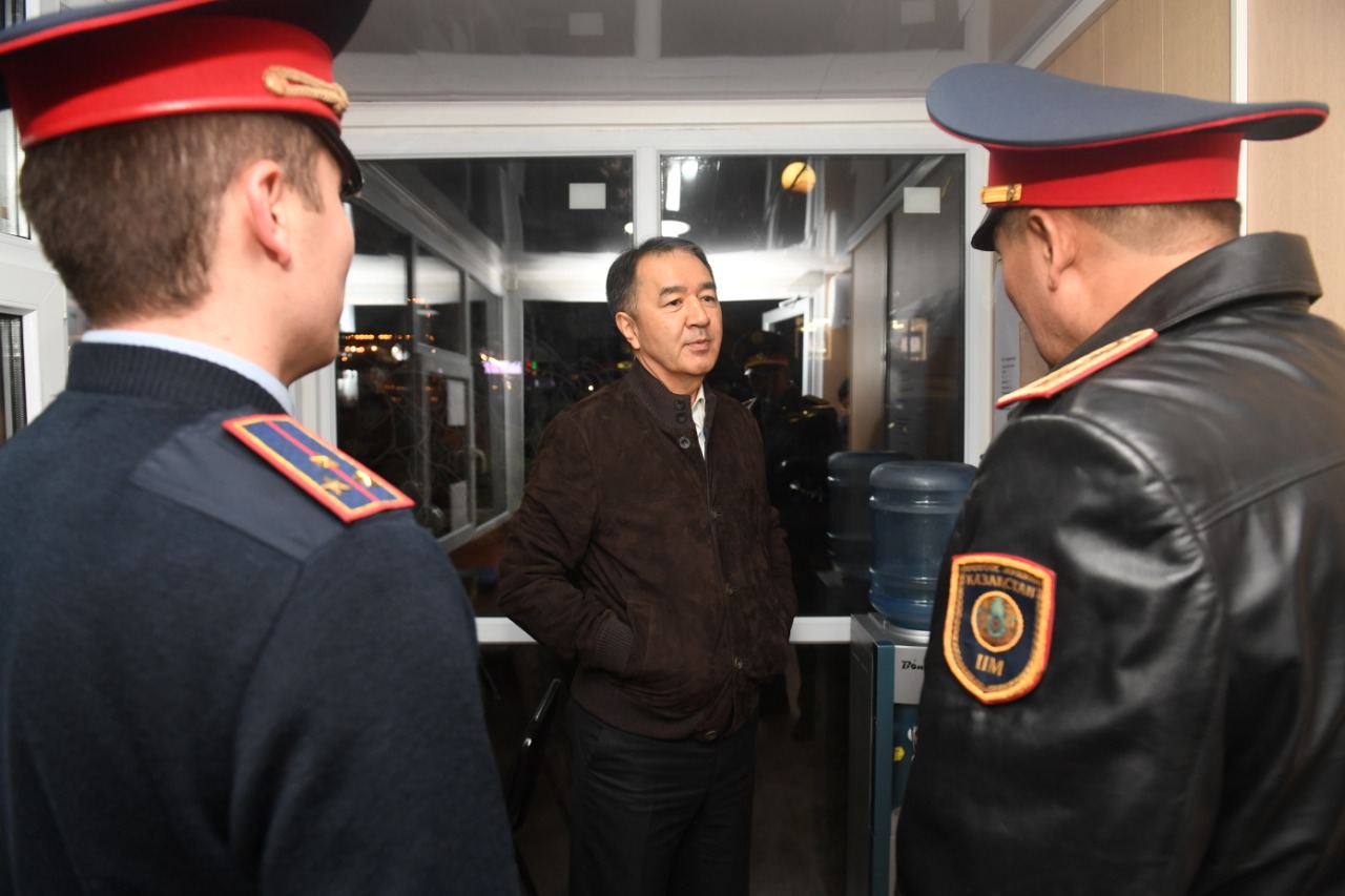 Бақытжан Сағынтаев Алматыдағы полиция мобильді пункттерінің жұмысын тексерді