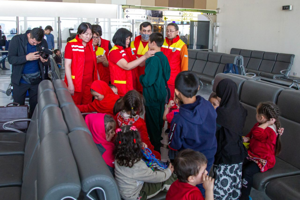 Аналарымен бірге Ирак түрмесінде отырған қазақстандық балалар елге оралды