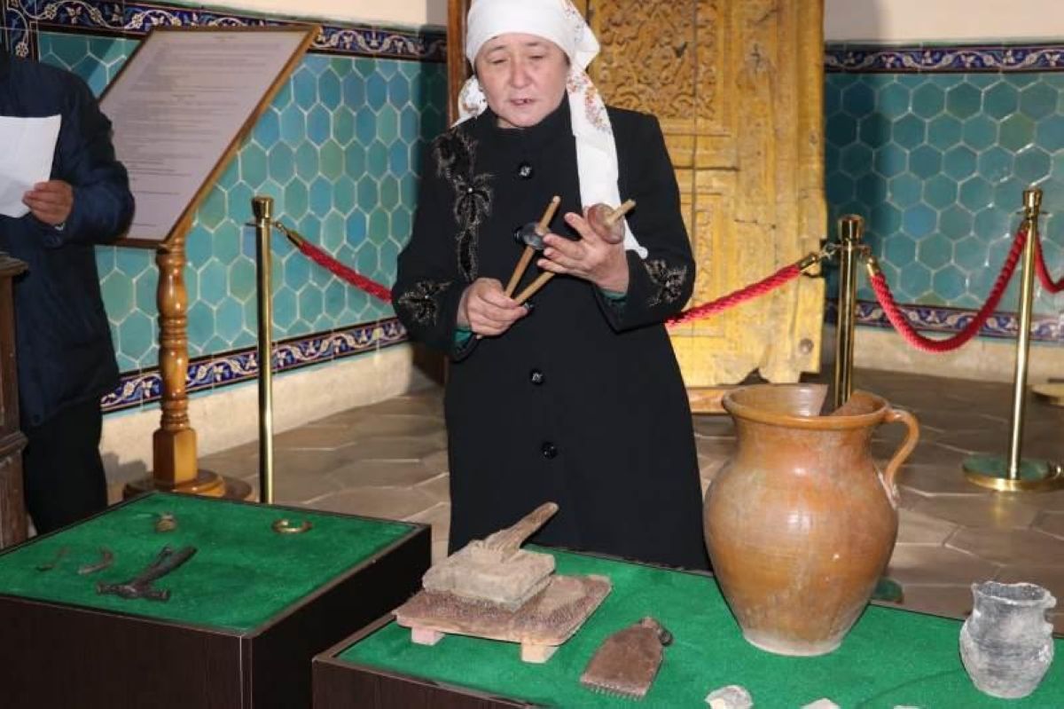 «Музейге сый»: Түркістан тұрғындары музей қорына 40-қа жуық жәдігер тарту етті