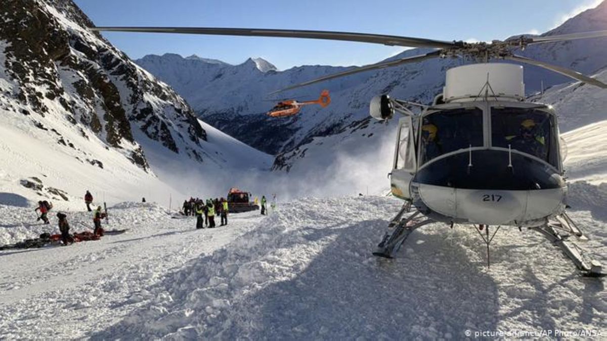 Альпі тауларында бір топ турист қар көшкінінің астында қалды