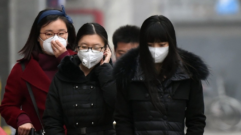 Қытайдағы індет: Вирустың таралуын тежеу үшін әуежайда жолаушыларды жылумен сканерлеуде