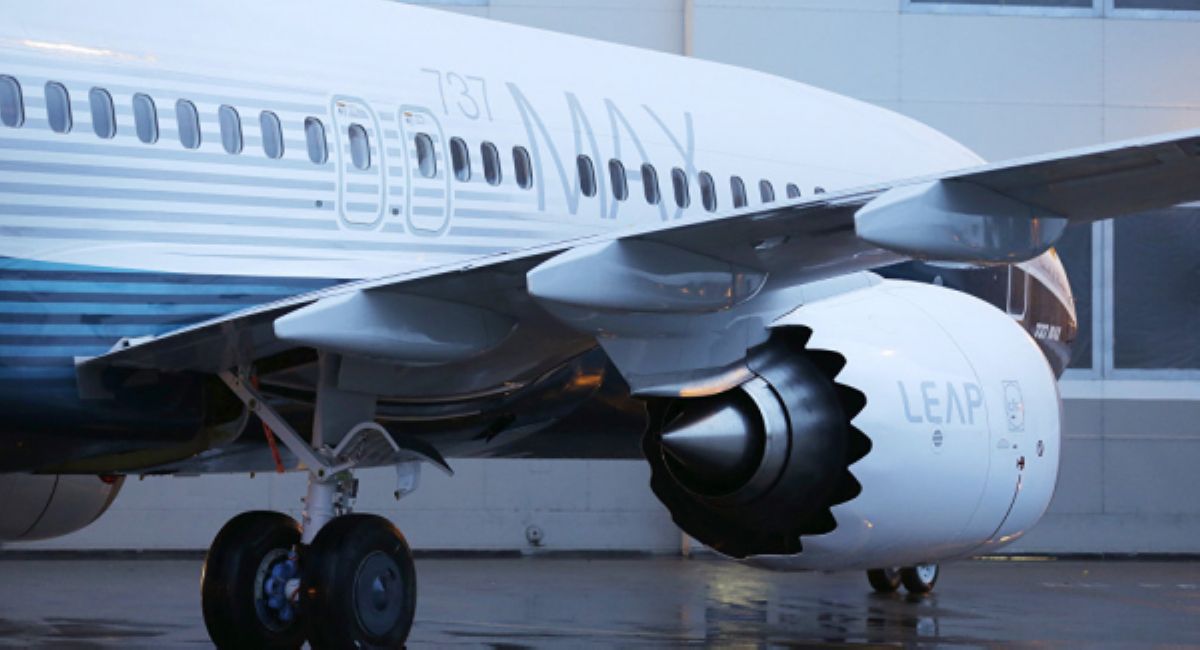 Тель-Авив әуежайында Boeing 737 ұшағының қозғалтқышы отқа оранды