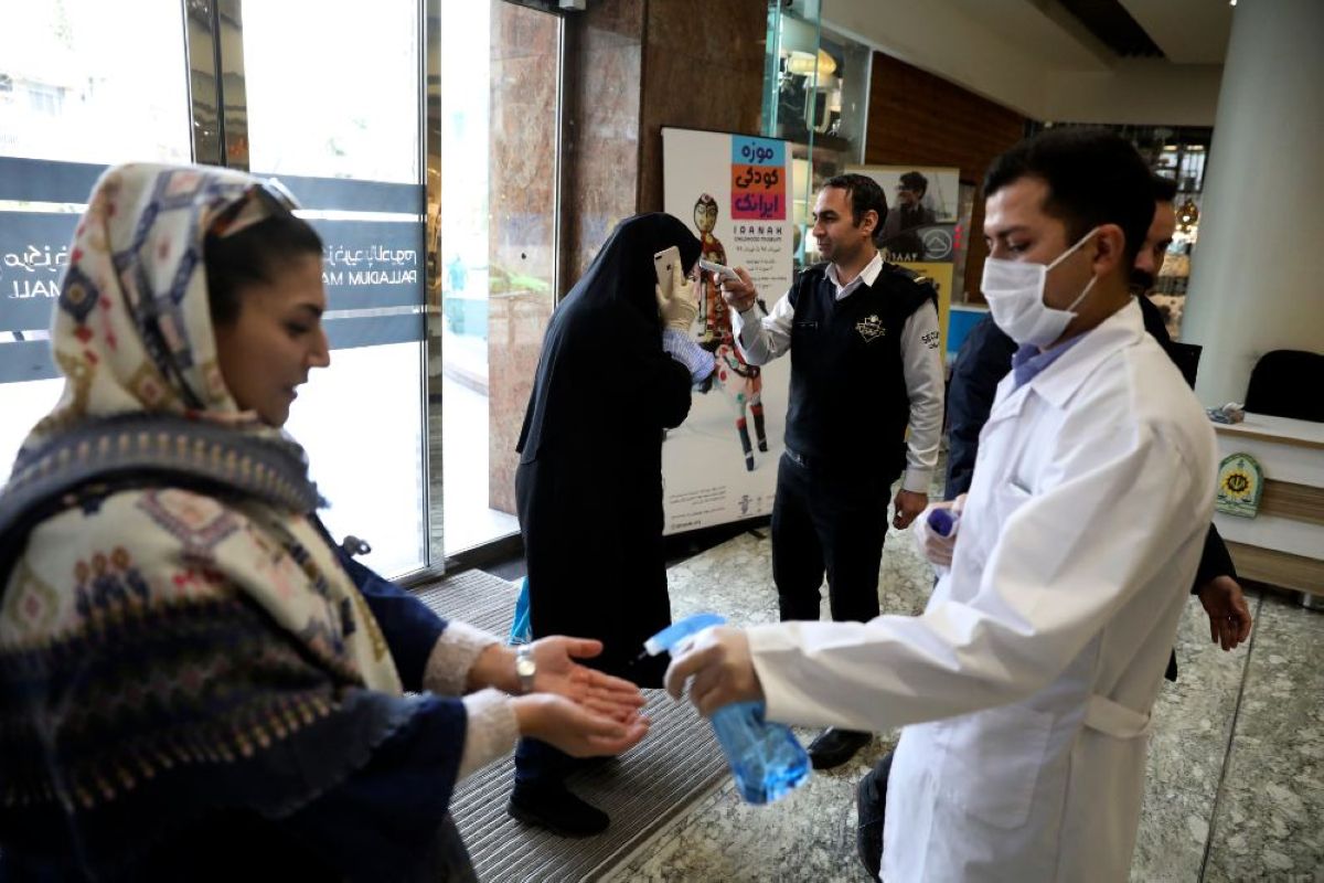 Иранда коронавирус жұқтырғандар саны 7 мыңнан асып жығылды