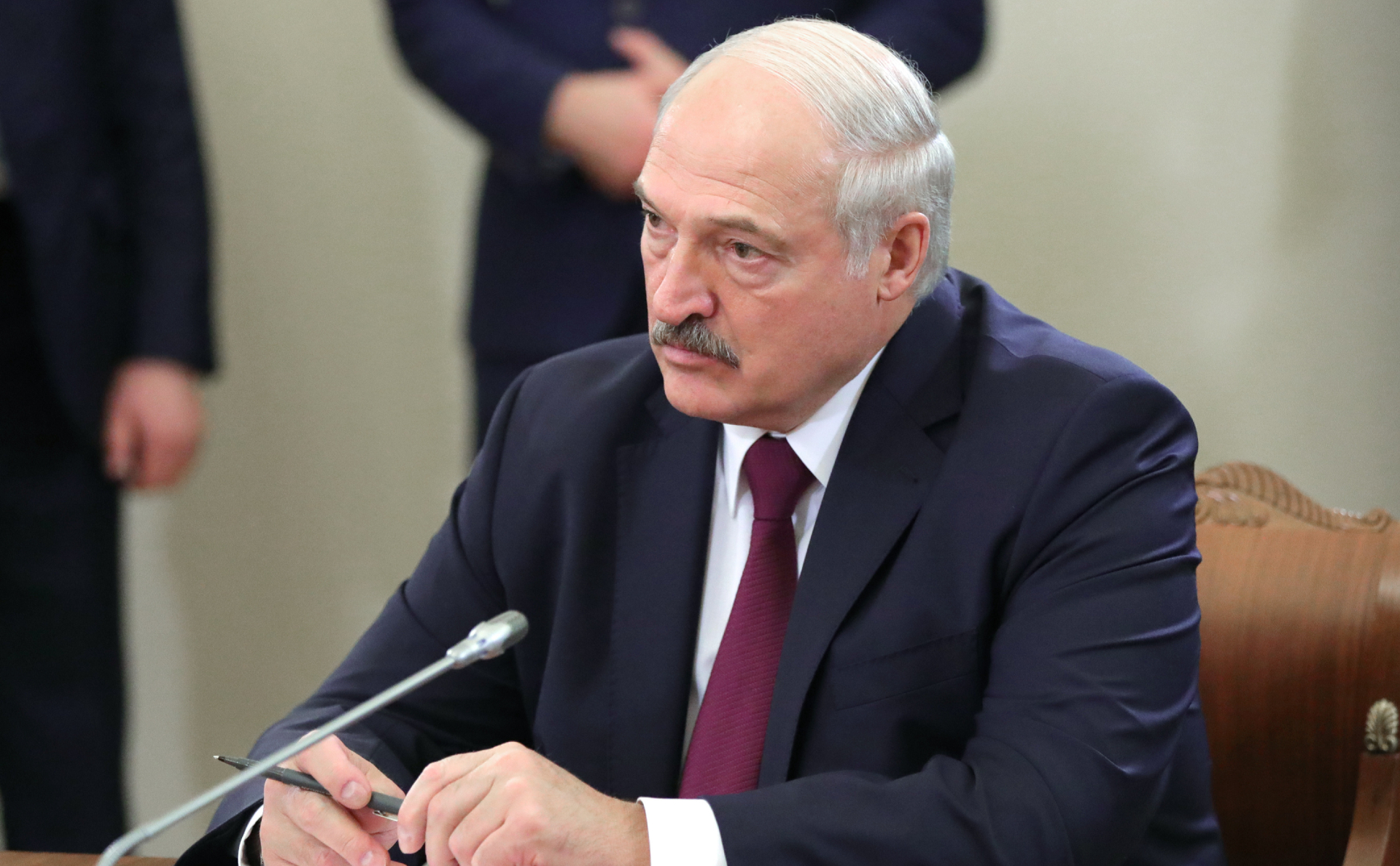 Лукашенко коронавирусты бір айда жеңе алмағанын мойындады