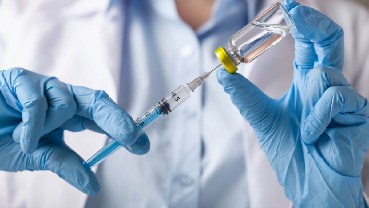 COVID-19: Ресейлік вакцинаның клиникалық сынағы сәтті аяқталды