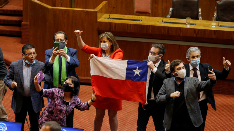 Чили тұрғындарына зейнетақы қорындағы қаржының 10 пайызын алуға рұқсат берілді
