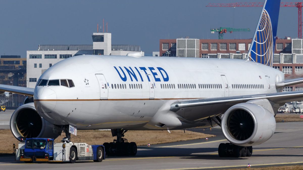 Дағдарыс: United Airlines қызметкерлерінің жартысын қысқартуға мәжбүр