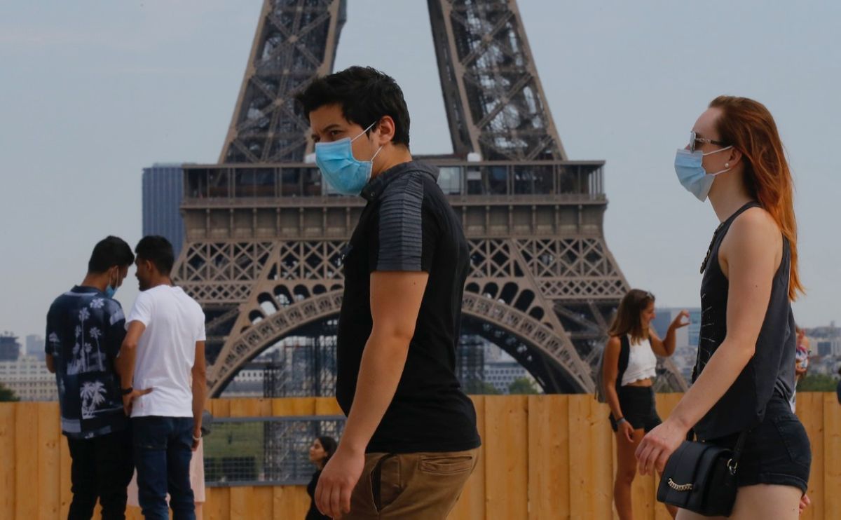 Париж тұрғындары көшеде маска тағуға міндеттелді