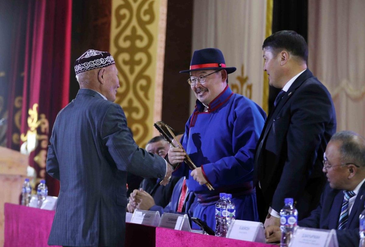 Қандасымыз Моңғолия Парламентінің спикеріне қазақтың қамшысын сыйлады