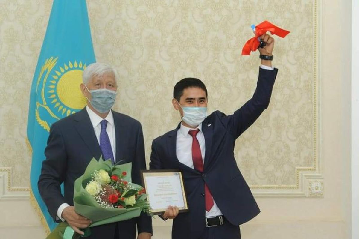 Алматы облысының «Үздік мұғаліміне» автокөлік кілті табысталды