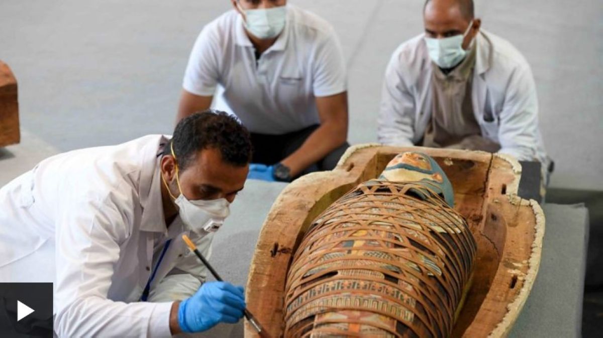 Каир маңынан 100-ден астам зақымдалмаған саркофаг табылды
