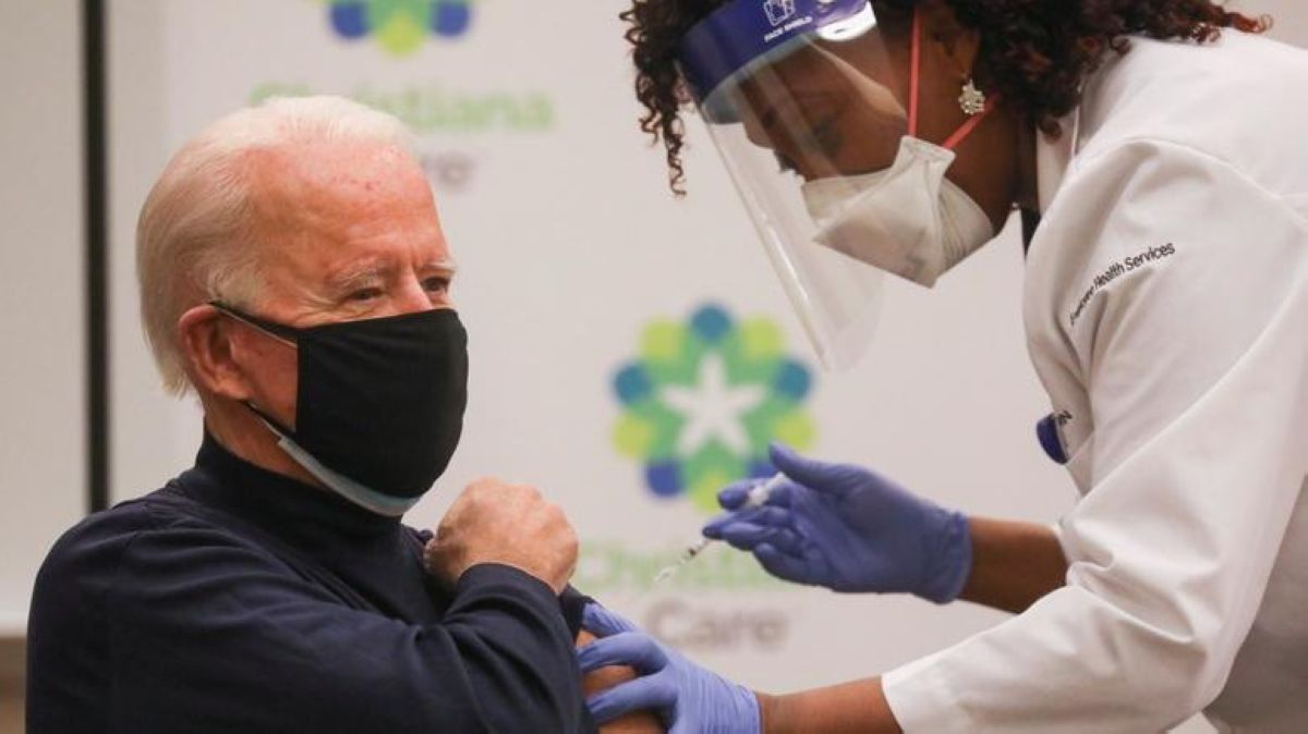 Джо Байден телеарнаның тікелей эфирінде коронавирусқа қарсы Pfizer вакцинасын алды (видео)