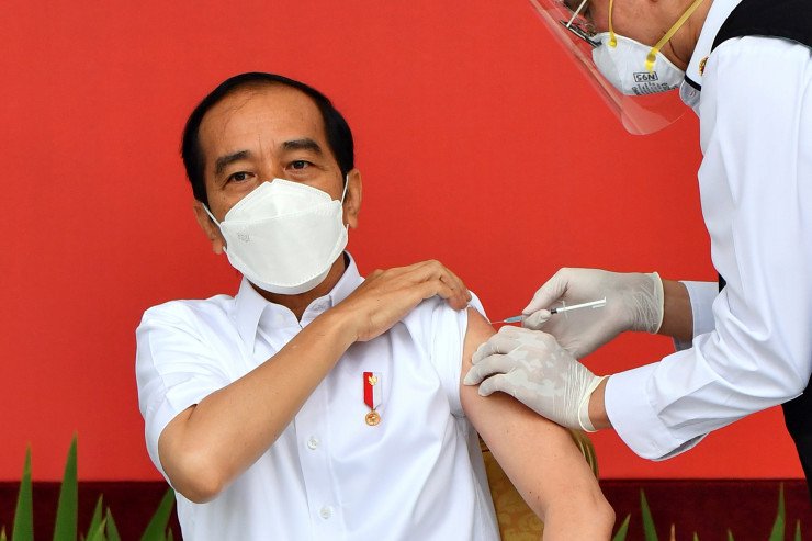 Индонезия вакцинациялауды жастардан бастады