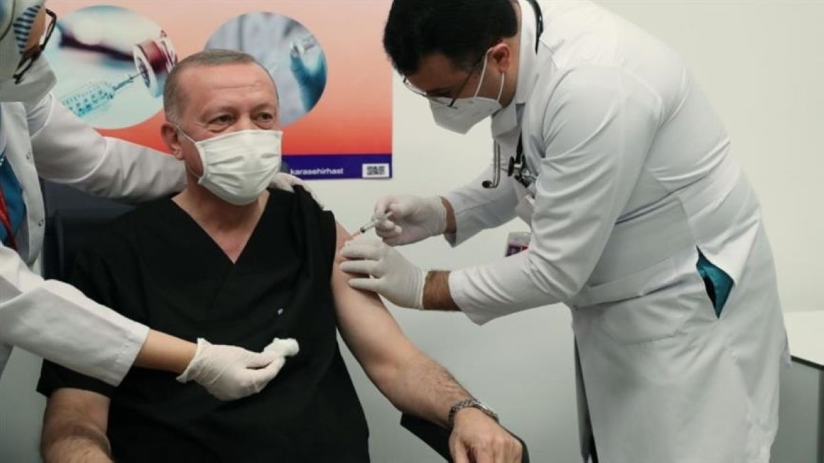 Ердоған тікелей эфирде коронавирусқа қарсы қытай вакцинасын алды