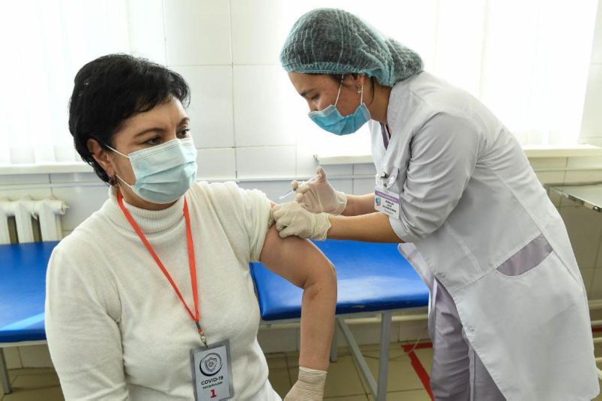 Гүлшара Әбдіқалықова ресейлік вакцинаны салдырды