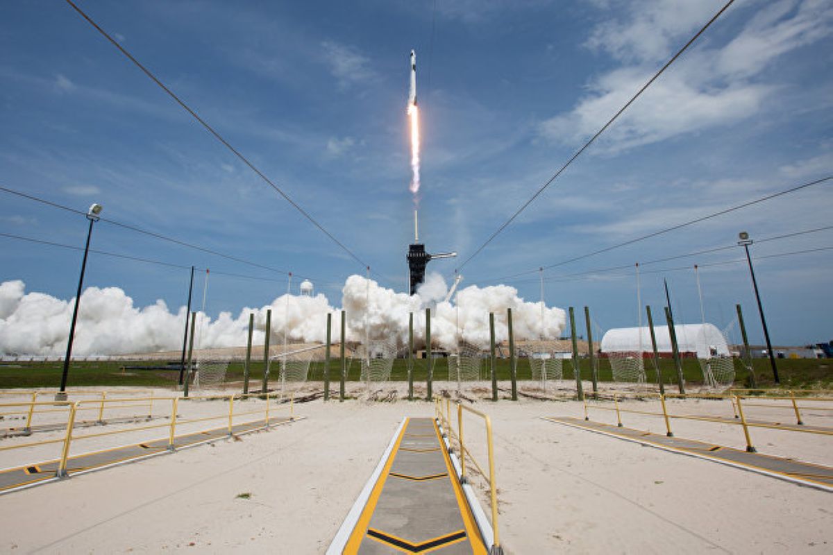 SpaceX жыл соңына дейін ғарыштық туристерді орбитаға жібермек