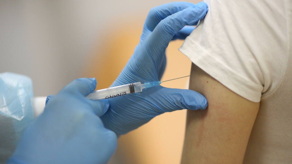 Коронавирус: тізімге енбеген депутаттарға неліктен вакцина салынды