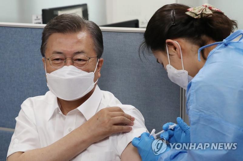 Оңтүстік Корея президенті коронавирусқа қарсы AstraZeneca вакцинасын салдырды