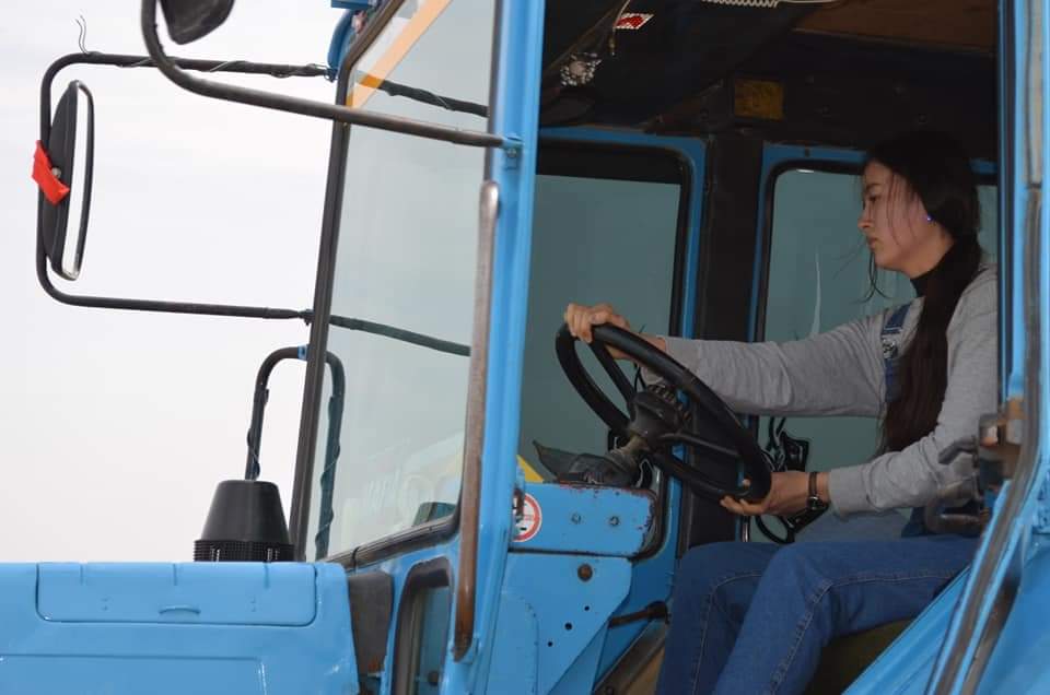 Жетісайлық тракторшы қыз күніне 10 гектар жер жыртады (фото)