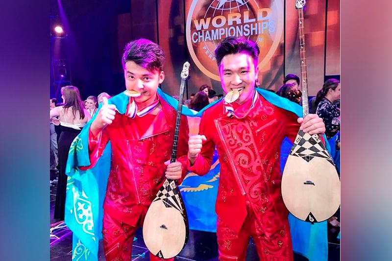 Қазақ домбырашылары Ұлыбританиядағы таланттар шоуында «алтын» алды