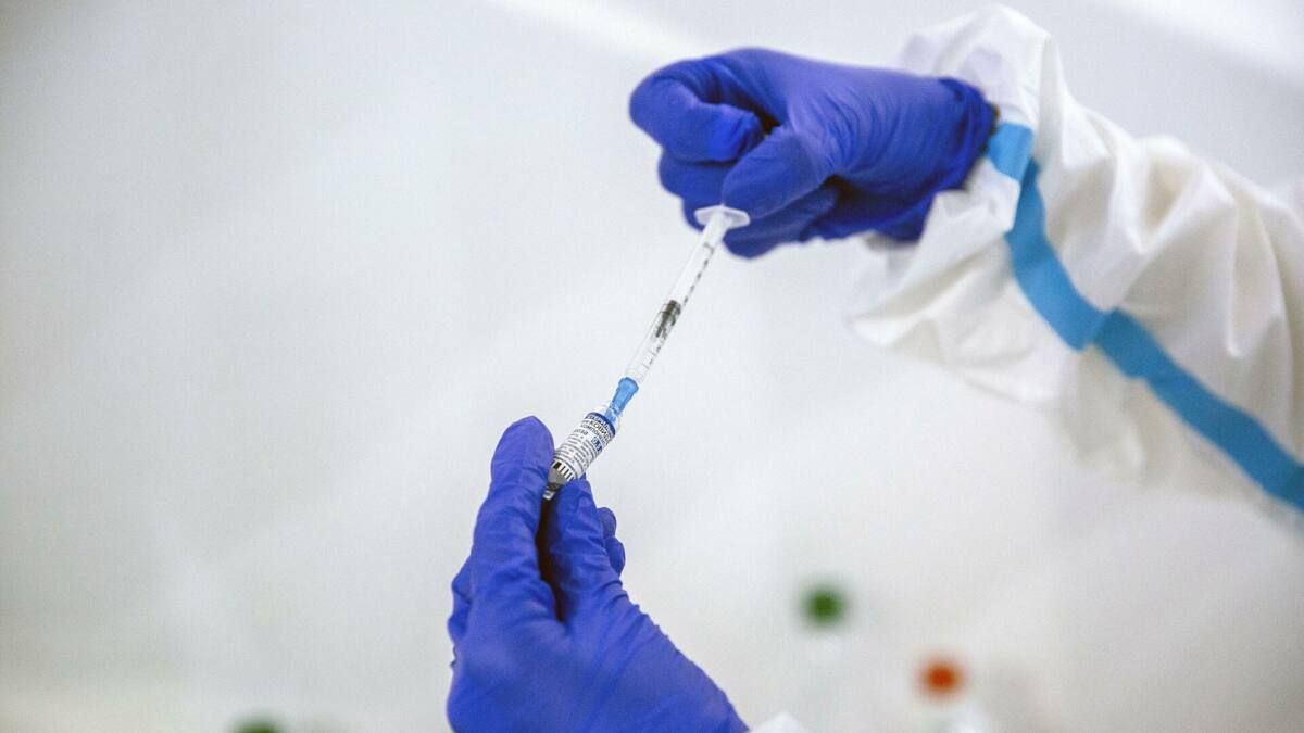 Өз елінде кезек күтуден шаршаған италиялық саясаткер Ресейге келіп вакцина алды