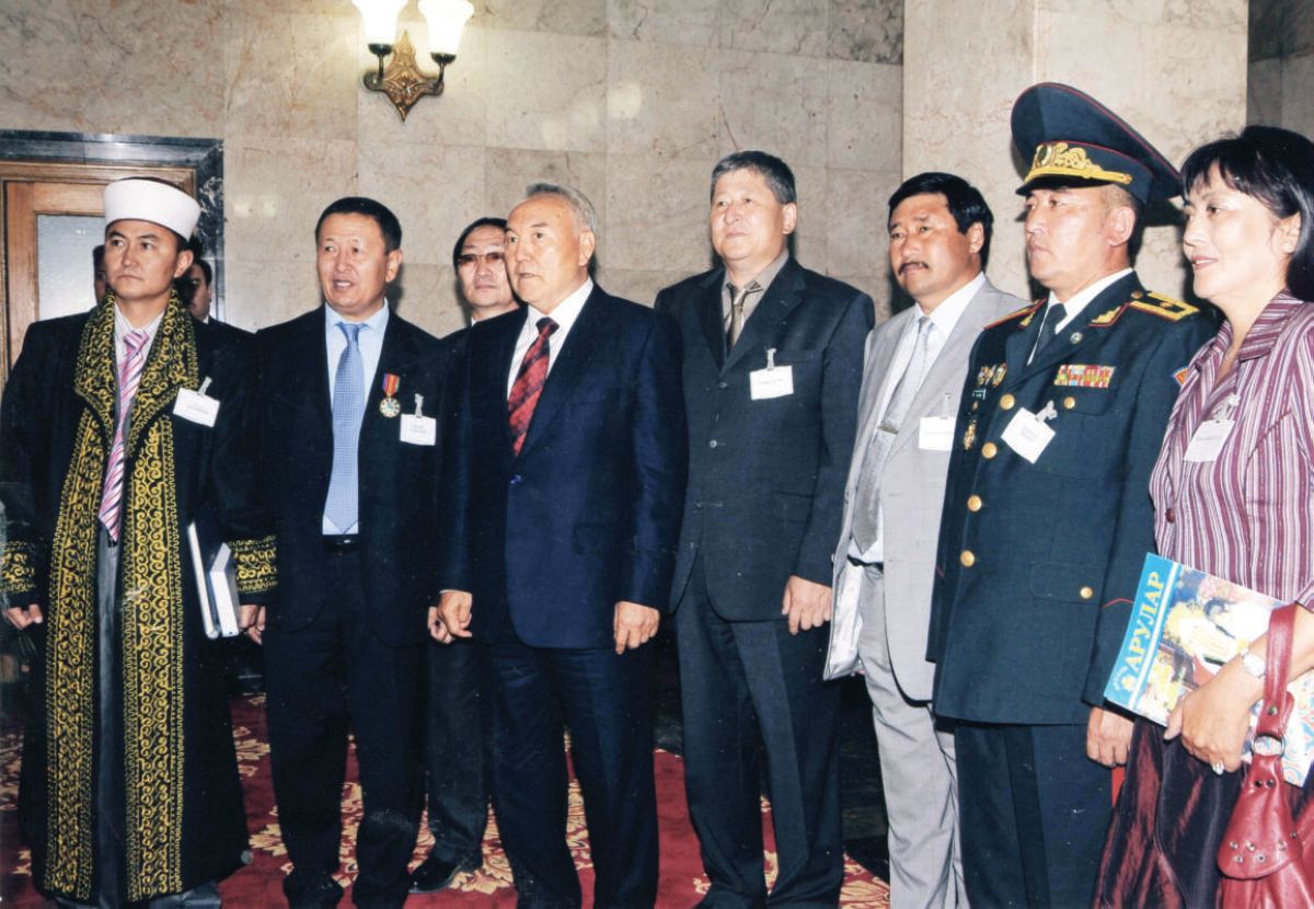 Моңғолияның Қорғаныс министрі лауазымынан бас тартып, генерал шенін қайтарып берген қандас