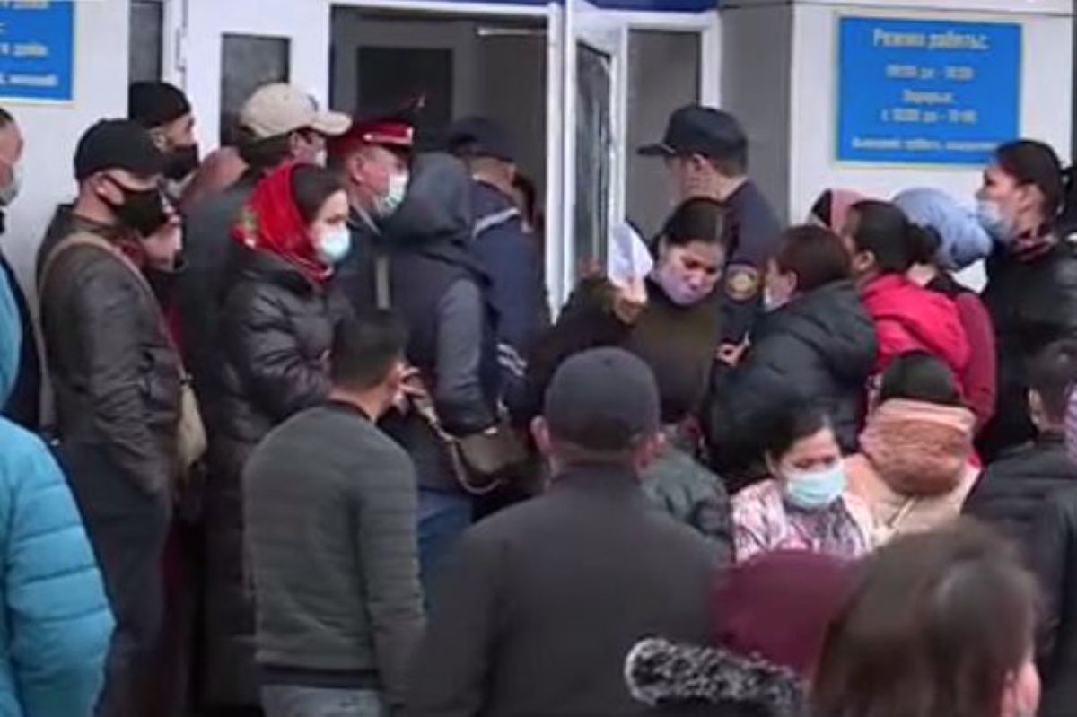 Қызылордада халыққа жалған ақпарат берілгендіктен 500 адам мемлекеттік орган ғимаратына жиналды (видео)