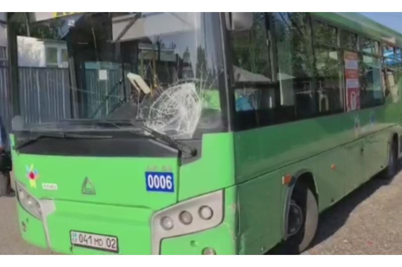 Алматыда 46 жастағы әйелді автобус қағып, мерт қылды