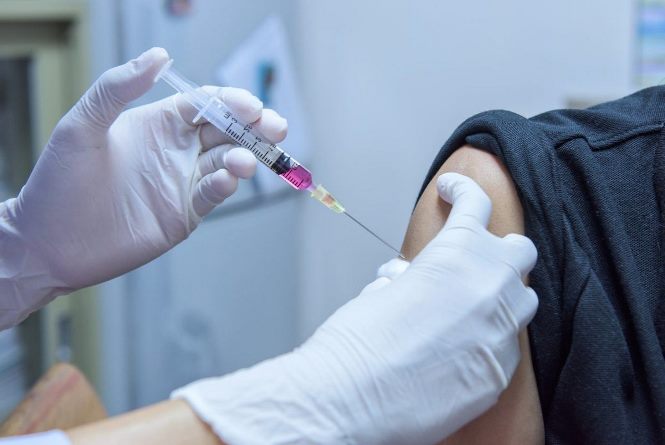 Демалыс және мереке күндері вакцина салу жалғасады