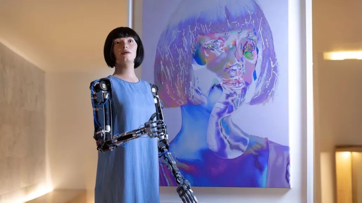 Гуманоид робот салған автопортрет көрмесі өтті