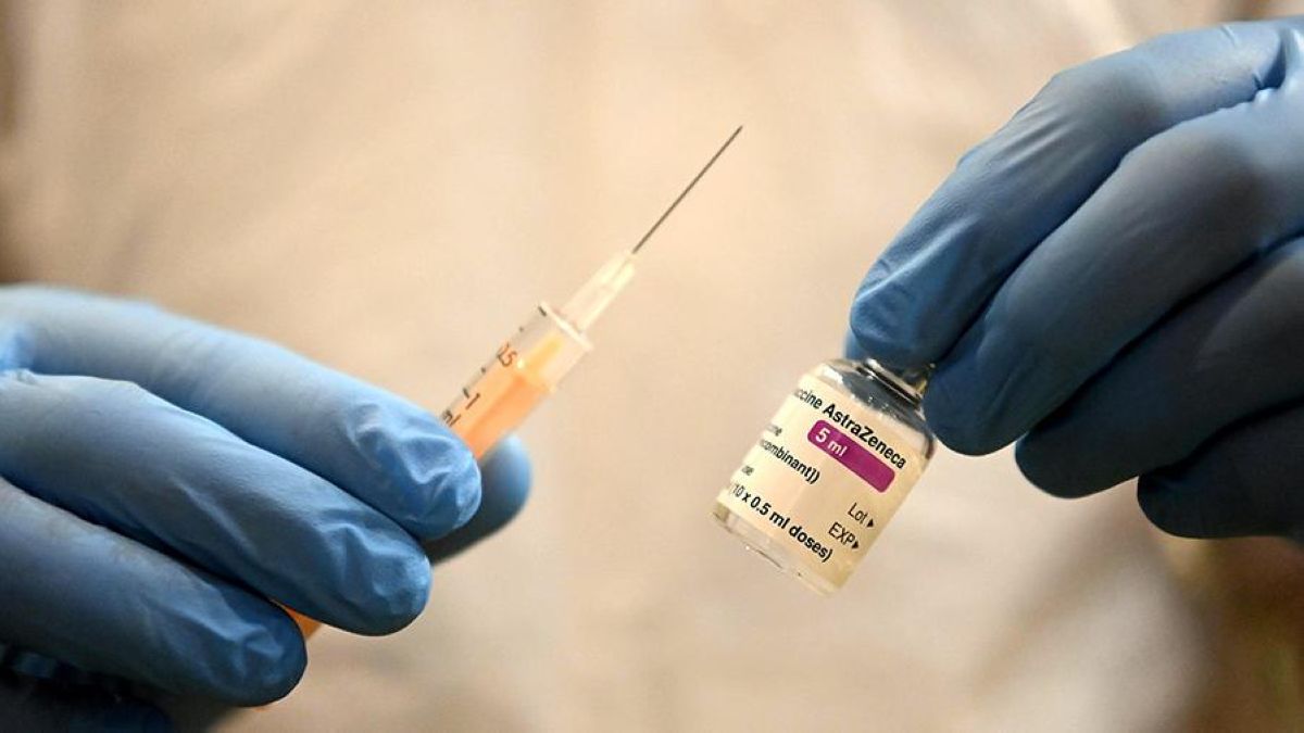 Ұлыбританияда 50 жастан асқандарға вакцинаның үшінші дозасы салынады