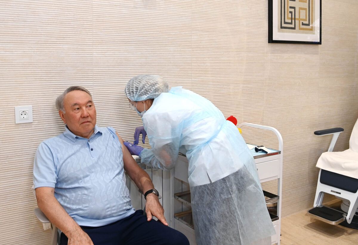 Нұрсұлтан Назарбаев коронавирусқа қарсы вакцина салдырды