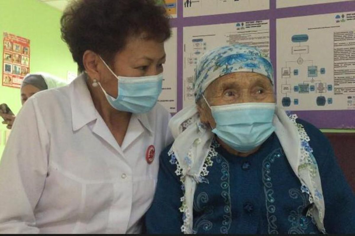 Алматыда 99 жастағы әжей коронавирусқа қарсы вакцина алды