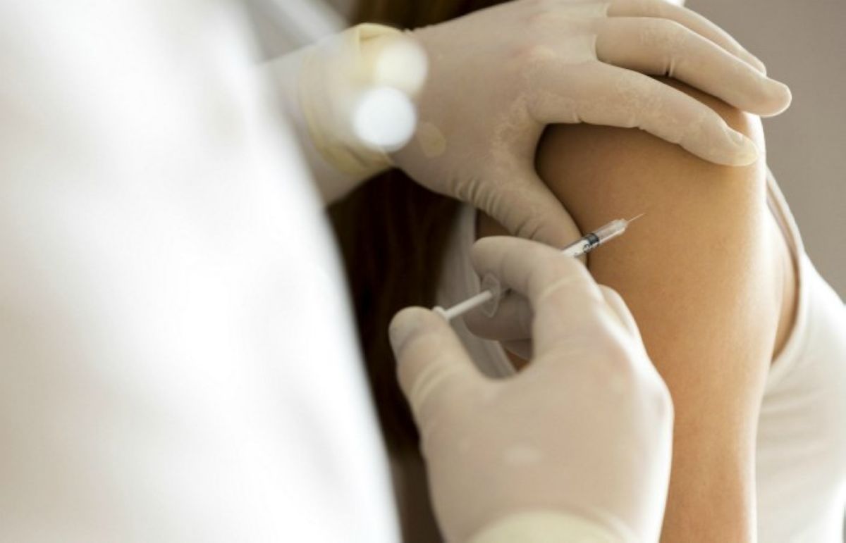 Швейцария билігі 15 жасқа дейінгі жасөспірімге вакцина салуға рұқсат берді