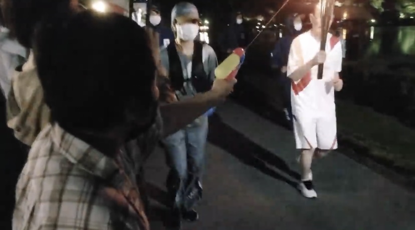 Жапонияда Олимпиада алауын су ататын тапаншамен сөндірмек болған әйел тұтқындалды (видео)