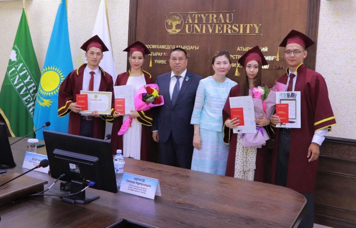 Атырау университетінің студенттері тұңғыш рет жаңа үлгідегі диплом алды